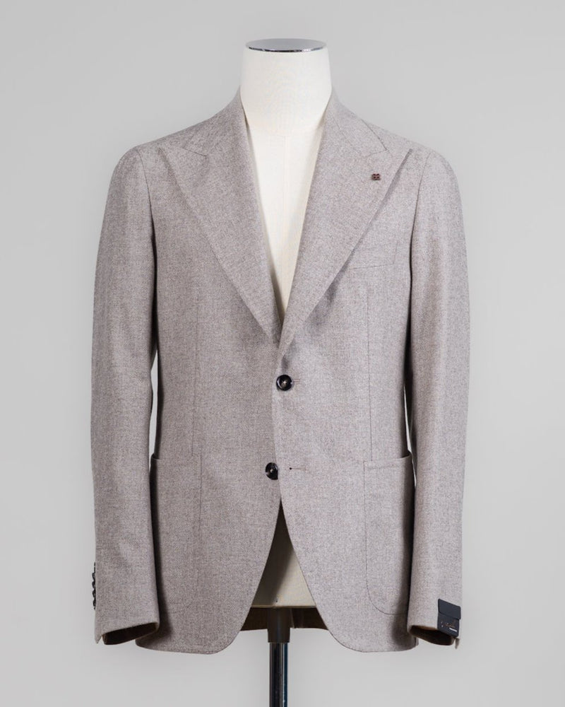 Composition: 90% Virgin wool 10% Cashmere
Modello: Pino Lerario / G-PL26K
Color: Light Taupe / T1354
Unconstructed shoulder
Unlined
2 Buttons
Peak lapel
Patch pockets
Side vents
Made in Martina Franca, Italy Tagliatore Wool &amp; Cashmere Peak Lapel Jacket / Light Taupe