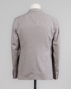 Composition: 90% Virgin wool 10% Cashmere
Modello: Pino Lerario / G-PL26K
Color: Light Taupe / T1354
Unconstructed shoulder
Unlined
2 Buttons
Peak lapel
Patch pockets
Side vents
Made in Martina Franca, Italy Tagliatore Wool &amp; Cashmere Peak Lapel Jacket / Light Taupe