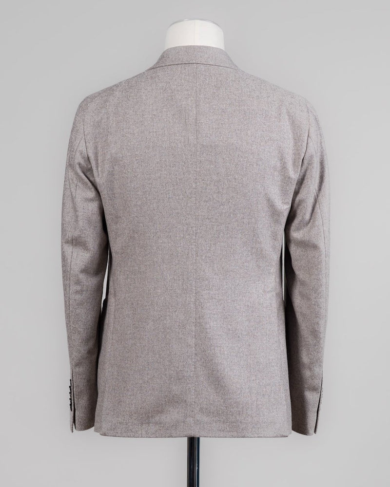 Composition: 90% Virgin wool 10% Cashmere
Modello: Pino Lerario / G-PL26K
Color: Light Taupe / T1354
Unconstructed shoulder
Unlined
2 Buttons
Peak lapel
Patch pockets
Side vents
Made in Martina Franca, Italy Tagliatore Wool &amp; Cashmere Peak Lapel Jacket / Light Taupe