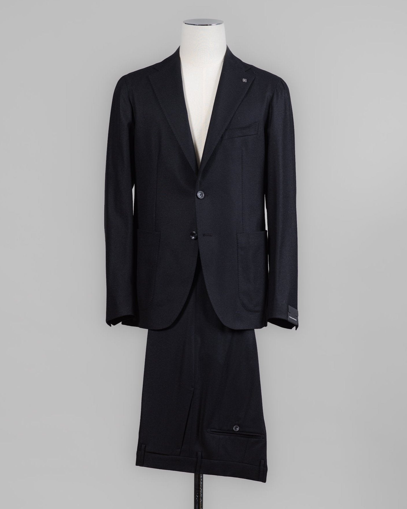 Composition: 99% Virgin wool Super 100's 1% Elastane
Modello: Monte Carlo / 2SMC22K01
Color: Black / N1124
Unconstructed shoulder
Unlined
2 Buttons
Notch lapel
Patch pockets
Side vents
Belt loops
Flat front
Made in Martina Franca, Italy Tagliatore Flannel Suit / Black