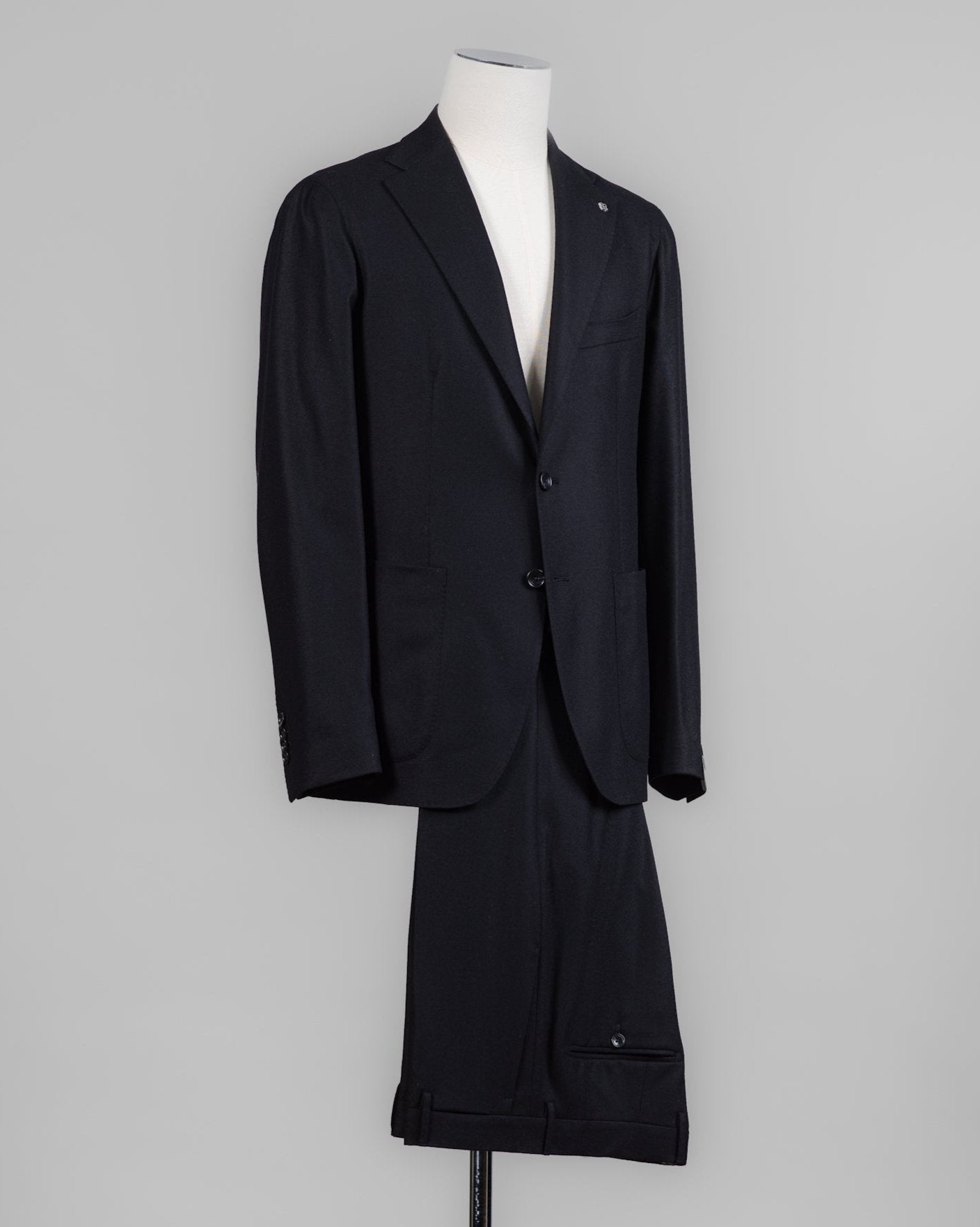 Composition: 99% Virgin wool Super 100's 1% Elastane
Modello: Monte Carlo / 2SMC22K01
Color: Black / N1124
Unconstructed shoulder
Unlined
2 Buttons
Notch lapel
Patch pockets
Side vents
Belt loops
Flat front
Made in Martina Franca, Italy Tagliatore Flannel Suit / Black