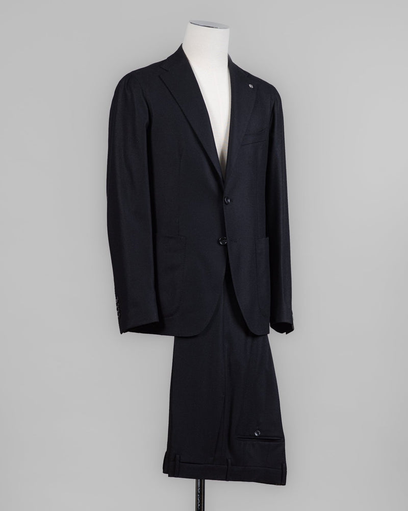 Composition: 99% Virgin wool Super 100's 1% Elastane
Modello: Monte Carlo / 2SMC22K01
Color: Black / N1124
Unconstructed shoulder
Unlined
2 Buttons
Notch lapel
Patch pockets
Side vents
Belt loops
Flat front
Made in Martina Franca, Italy Tagliatore Flannel Suit / Black