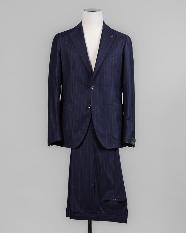 Composition: 100% Virgin wool Super 110's
Modello: Monte Carlo / 2SMC22K01
Color: Navy / B1263
Unconstructed shoulder
Unlined
2 Buttons
Notch lapel
Patch pockets
Side vents
Belt loops
Flat front
Made in Martina Franca, Italy Tagliatore Chalkstripe Flannel Suit / Navy
