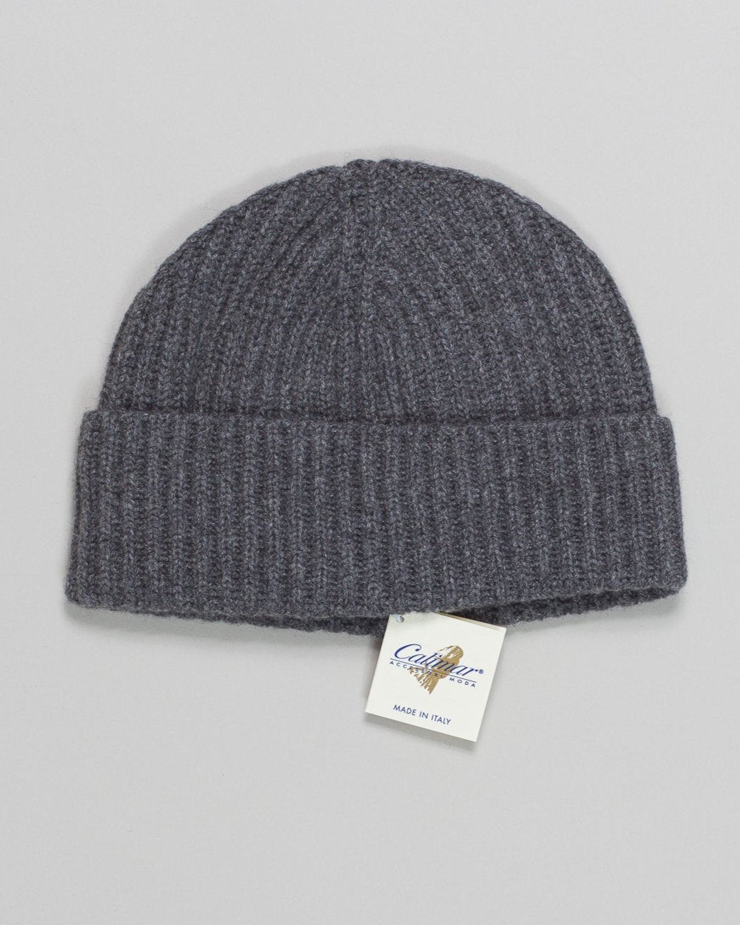 A staple for everyday wear. Perfect for wearing up high in a rolled fisherman style, or pulled snug. This beanie comes with lower profile fit.

Composition: 100% Cashmere
Article: WVU.128
Color: Grey / 20450
Lower profile fit
Made in Italy Calimar Ribbed Cashmere Low Beanie / Grey