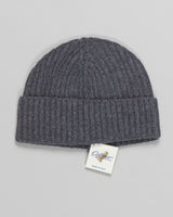 A staple for everyday wear. Perfect for wearing up high in a rolled fisherman style, or pulled snug. This beanie comes with lower profile fit.

Composition: 100% Cashmere
Article: WVU.128
Color: Grey / 20450
Lower profile fit
Made in Italy Calimar Ribbed Cashmere Low Beanie / Grey
