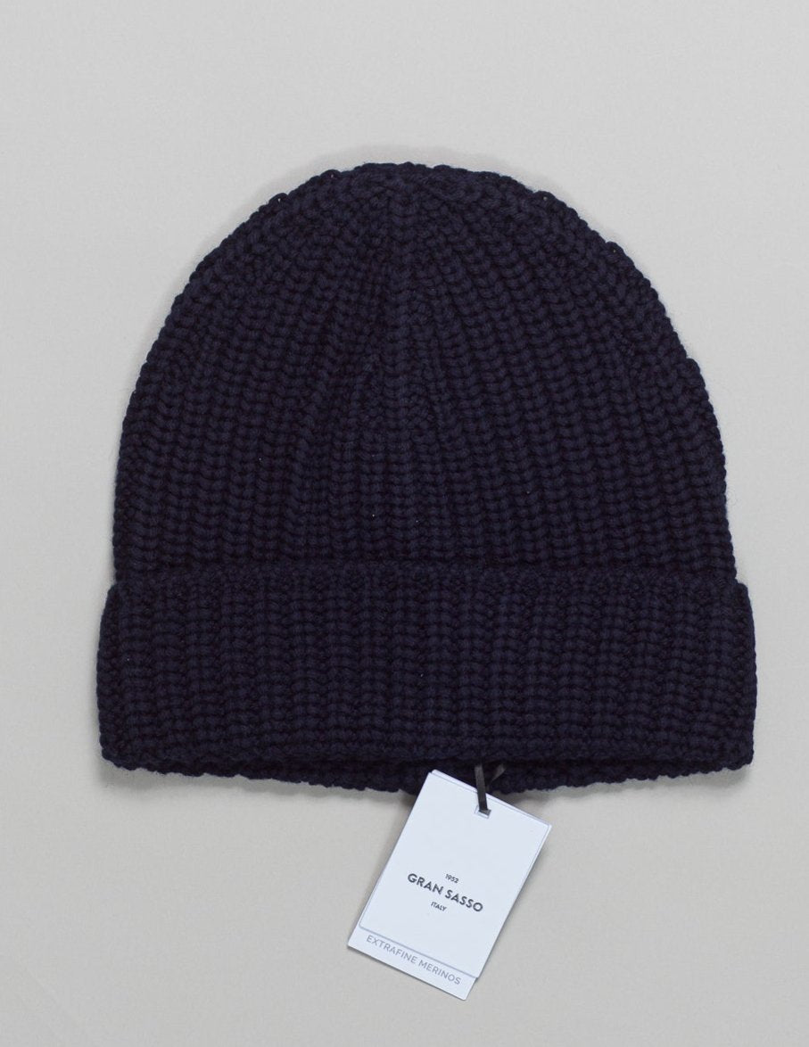 Article: 10160/14232
Color: 598 / Navy
Composition: 100% Virgin Wool (Extrafine Merino)

Made in Italy Gran Sasso Merino Wool Beanie / Navy