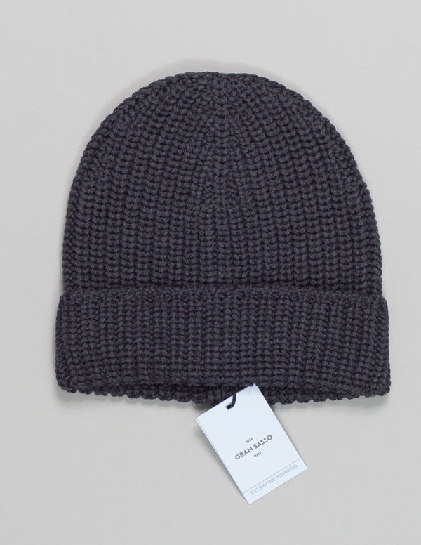 Article: 10160/14232
Color: 098 / Dark Grey
Composition: 100% Virgin Wool (Extrafine Merino)

Made in Italy Gran Sasso Merino Wool Beanie / Dark Grey