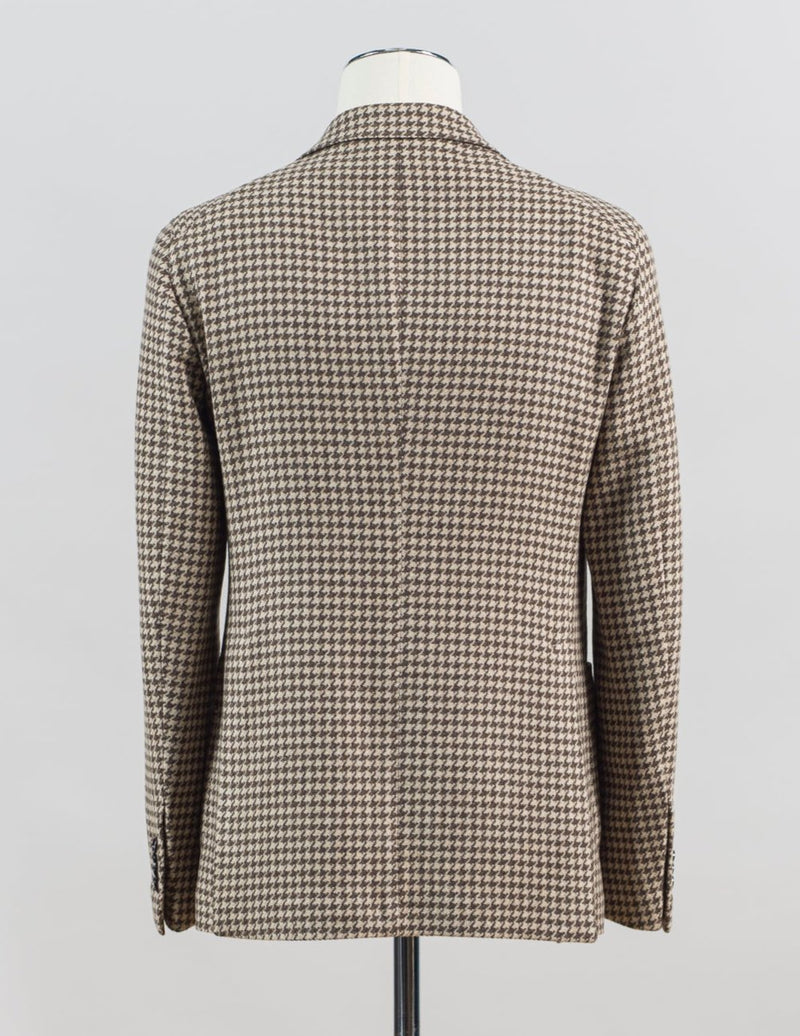 Modello: Monte Carlo / 1SMC22K
Color: Light Brown / EM836
Unconstructed shoulder
Unlined
2 Buttons
Notch lapel
Patch pockets
Side vents
Made in Martina Franca, Italy Tagliatore Houndstooth Jersey Jacket / Light Brown
