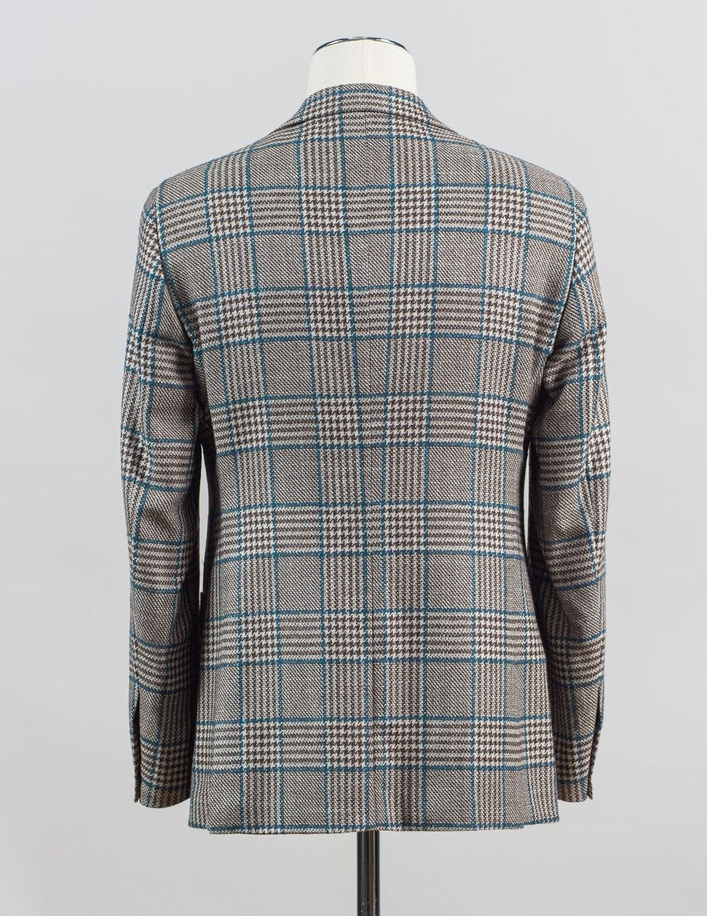 Composition: 88% Wool 12% Silk
2 buttons
side vents
notch lapel
fully lined Sauma Wool & Silk Glencheck Jacket / Brown