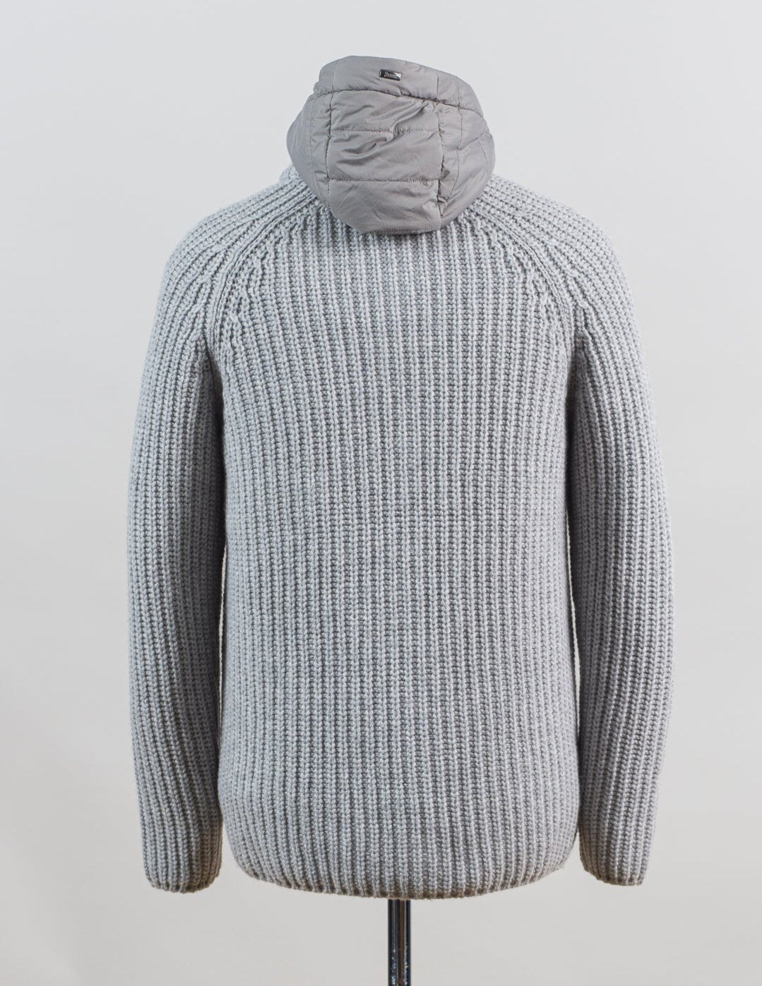 Regular fit
Corncob stitching

Gauge 3

Removable bib with hood and two-way hood zip

Button fastening

Water-repellent treatment
Welt pockets

Padded with wadding
Article: MC000150U 70016&nbsp;
Main Fabric: 100% Wool
Padding: 100% Polyester
Color: 9404 / Light Grey Herno Infinity Wool & Ecoage Cardigan / Light Grey