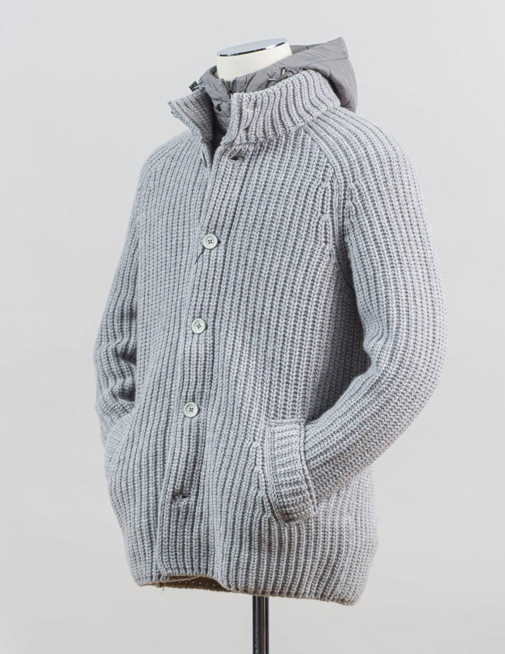 Regular fit
Corncob stitching

Gauge 3

Removable bib with hood and two-way hood zip

Button fastening

Water-repellent treatment
Welt pockets

Padded with wadding
Article: MC000150U 70016&nbsp;
Main Fabric: 100% Wool
Padding: 100% Polyester
Color: 9404 / Light Grey Herno Infinity Wool & Ecoage Cardigan / Light Grey