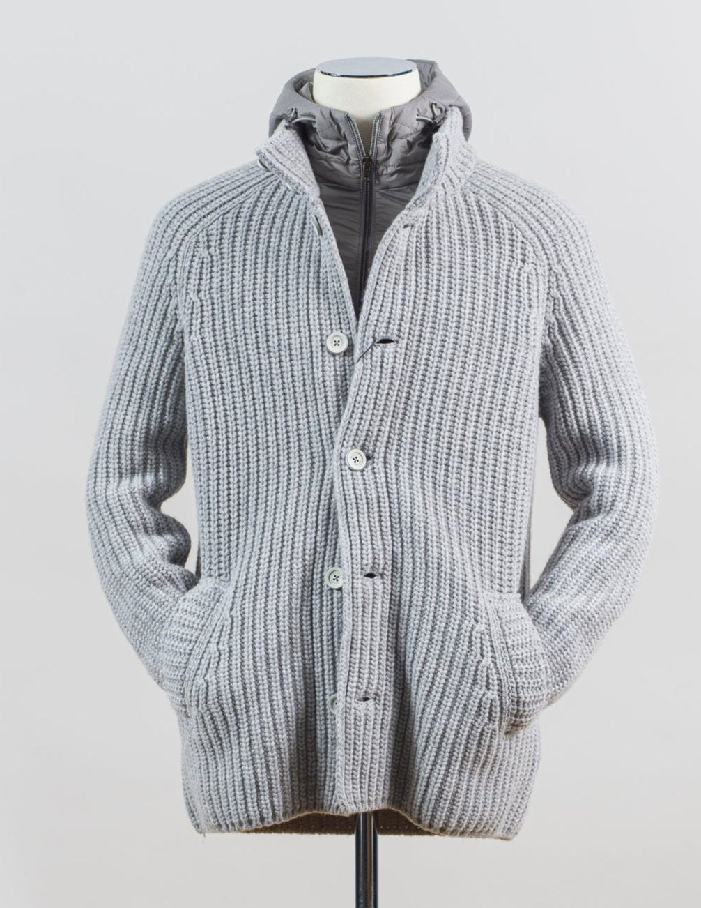 Regular fit
Corncob stitching

Gauge 3

Removable bib with hood and two-way hood zip

Button fastening

Water-repellent treatment
Welt pockets

Padded with wadding
Article: MC000150U 70016&nbsp;
Main Fabric: 100% Wool
Padding: 100% Polyester
Color: 9404 / Light Grey Herno Infinity Wool & Ecoage Cardigan / Light Grey