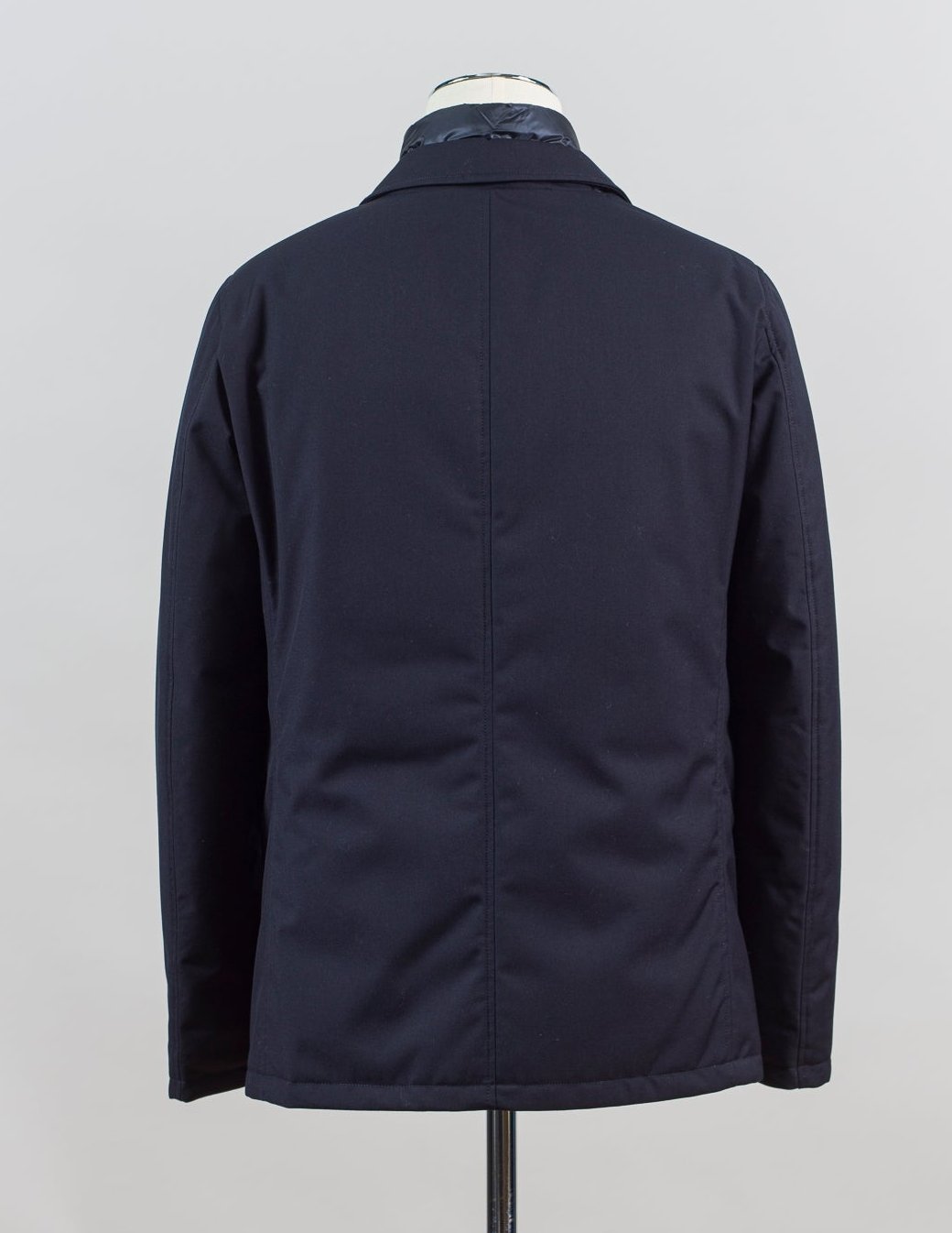 External material: 80% Pl, 20%Vi
Padding: 80% Down 20% Waterfowl Feathers
Lining 100% Ny

Buttons in front
Detachable bib (neckwarmer)&nbsp;
Flap pockets in front
Article: PI001189U 12638
Color: 9200 / Navy Herno Down Padded Jacket / Navy

