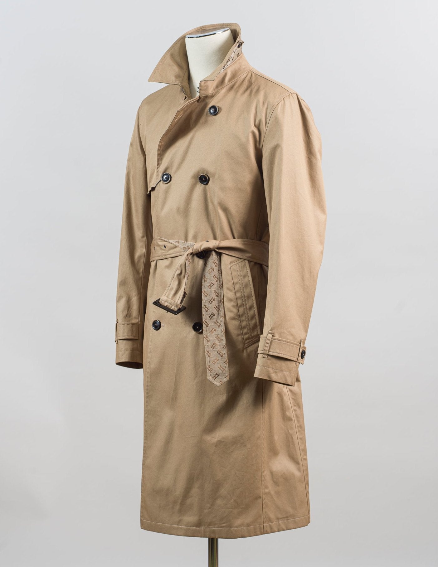 Regular fit
Shirt collar
Monogram fabric undercollar
Storm flap
Double-breasted button fastening
Welt pockets
Removable belt
Adjustable cuffs
Slit at the back
Rain collection
Made in Italy
Performance: Water-repellent treatment
Article: IM000323U132182000 Herno Double-Breasted Trench Coat / Sand