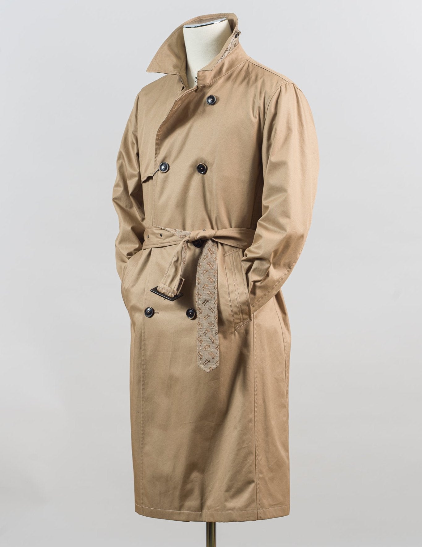 Regular fit
Shirt collar
Monogram fabric undercollar
Storm flap
Double-breasted button fastening
Welt pockets
Removable belt
Adjustable cuffs
Slit at the back
Rain collection
Made in Italy
Performance: Water-repellent treatment
Article: IM000323U132182000 Herno Double-Breasted Trench Coat / Sand