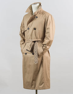 Regular fit
Shirt collar
Monogram fabric undercollar
Storm flap
Double-breasted button fastening
Welt pockets
Removable belt
Adjustable cuffs
Slit at the back
Rain collection
Made in Italy
Performance: Water-repellent treatment
Article: IM000323U132182000 Herno Double-Breasted Trench Coat / Sand