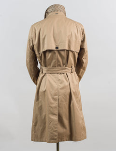 Regular fit
Shirt collar
Monogram fabric undercollar
Storm flap
Double-breasted button fastening
Welt pockets
Removable belt
Adjustable cuffs
Slit at the back
Rain collection
Made in Italy
Performance: Water-repellent treatment
Article: IM000323U132182000 Herno Double-Breasted Trench Coat / Sand