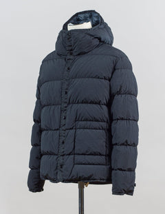 External fabric: 66% Polyester 34% Polyamide
Lens detail on left sleeve

Real Corozo buttons
Article: 17CMOW224A 110089G
Color: Black / 999
Detachable down layer
External Fabric: 100% Polyamide
Lining: 100% Polyamide
Filling: 90% Grey duck down 10% feather C.P Company Micro Kei La Mille Jacket / Black