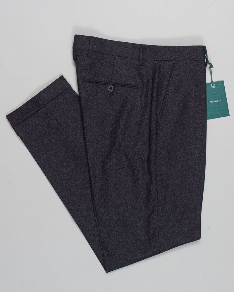 Model: Sauma20

Flat front

Front pockets: slanted

Belt loops
3,5cm turn ups
Article: vb1504
Color: Antracite
Composition: 100% virgin wool natural stretch
Made in Martina Franca, Italy Berwich VBC Flannel Trousers / Antracite