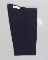 Article: 424008
Color:&nbsp;Navy / 11
Composition: 97% Cotton 3% Spandex
Flat front
Slanted side pockets
Beltloops
Beautiful color and broken in look and feel achieved by&nbsp;Garment dying&nbsp;process
Regular fit
1/2 hem 20cm (Size 50)
Made in Naples, Italy Briglia Soho Garment Dyed Chinos / Navy