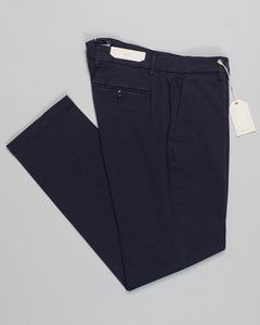 Article: 424008
Color:&nbsp;Navy / 11
Composition: 97% Cotton 3% Spandex
Flat front
Slanted side pockets
Beltloops
Beautiful color and broken in look and feel achieved by&nbsp;Garment dying&nbsp;process
Regular fit
1/2 hem 20cm (Size 50)
Made in Naples, Italy Briglia Soho Garment Dyed Chinos / Navy