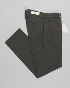 Article: 424008
Color: Army Green / 72
Composition: 97% Cotton 3% Spandex
Flat front
Slanted side pockets
Beltloops
Beautiful color and broken in look and feel achieved by&nbsp;Garment dying&nbsp;process
Regular fit
1/2 hem 20cm (Size 50)
Made in Naples, Italy Briglia Soho Garment Dyed Chinos / Army Green