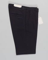 Article: 424009
Color: Black / 10
Composition: 97% Cotton 3% Elastan
Flat front
Slanted side pockets
Beltloops
Beautiful color and broken in look and feel achieved by&nbsp;Garment dying&nbsp;process

1/2 hem 17,5cm (Size 50)
Made in Naples, Italy Briglia Garment Dyed Chinos / Black