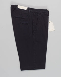 Article: 424009
Color: Black / 10
Composition: 97% Cotton 3% Elastan
Flat front
Slanted side pockets
Beltloops
Beautiful color and broken in look and feel achieved by&nbsp;Garment dying&nbsp;process

1/2 hem 17,5cm (Size 50)
Made in Naples, Italy Briglia Garment Dyed Chinos / Black