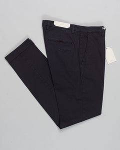 Article: 424009
Color: Black / 10
Composition: 97% Cotton 3% Elastan
Flat front
Slanted side pockets
Beltloops
Beautiful color and broken in look and feel achieved by&nbsp;Garment dying&nbsp;process

1/2 hem 17,5cm (Size 50)
Made in Naples, Italy Briglia Garment Dyed Chinos / Black