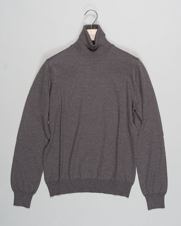 Article: 55157/14290
Color: 046 / Taupe
Composition: 100% Virgin Wool (Extrafine Merino)

Made in Italy Gran Sasso Merino Roll Neck / Taupe