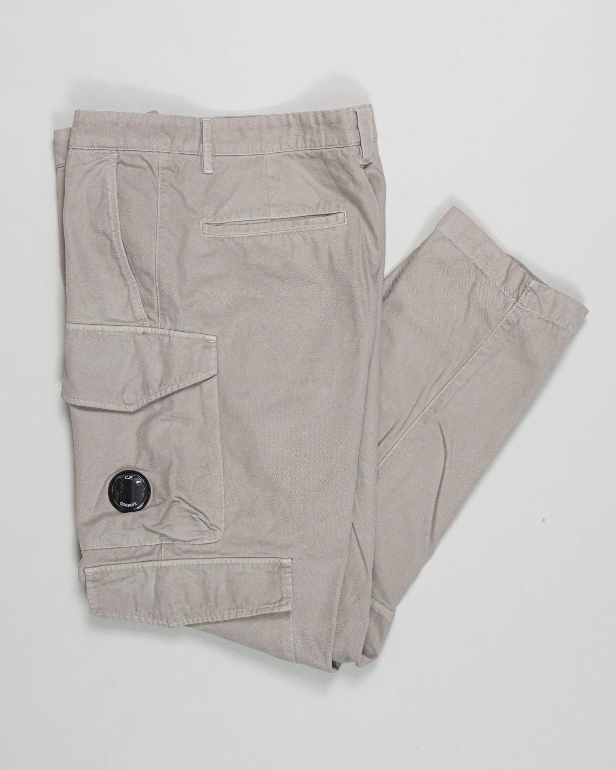 Composition: 100% Cotton
Regular fit
Belt loops

Double cargo pockets on both sides
Lens detail
Garment dyed
Article: 17CMPA259A 1102340
Color: Vintage Khaki / 327 C.P Company Vintage Army Structure Cargo Pants / Khaki