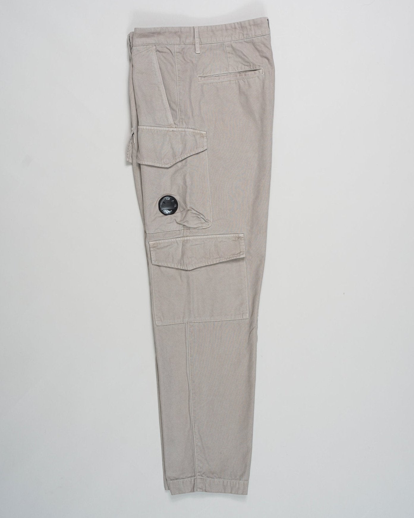 Composition: 100% Cotton
Regular fit
Belt loops

Double cargo pockets on both sides
Lens detail
Garment dyed
Article: 17CMPA259A 1102340
Color: Vintage Khaki / 327 C.P Company Vintage Army Structure Cargo Pants / Khaki