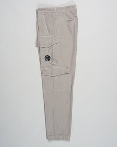Composition: 100% Cotton
Regular fit
Belt loops

Double cargo pockets on both sides
Lens detail
Garment dyed
Article: 17CMPA259A 1102340
Color: Vintage Khaki / 327 C.P Company Vintage Army Structure Cargo Pants / Khaki
