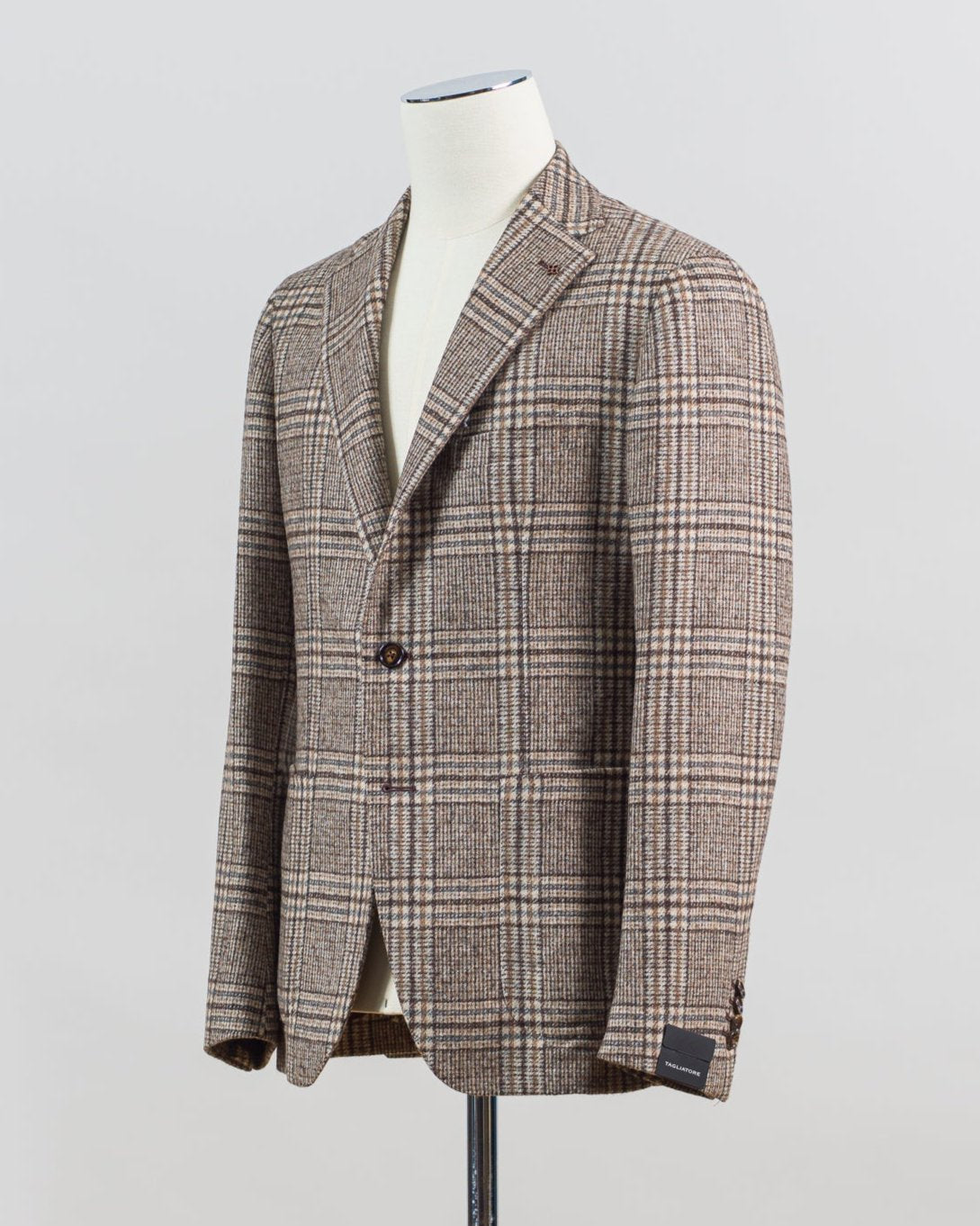 Composition: 58% Wool 33% Alpaca 9% Polyamide(Nylon)
Modello: Monte Carlo / 1SMC22K
Color: Brown / M1348
Unconstructed shoulder
Unlined
2 Buttons
Notch lapel
Patch pockets
Side vents
Made in Martina Franca, Italy Tagliatore Wool & Alpaca Check Jacket / Brown