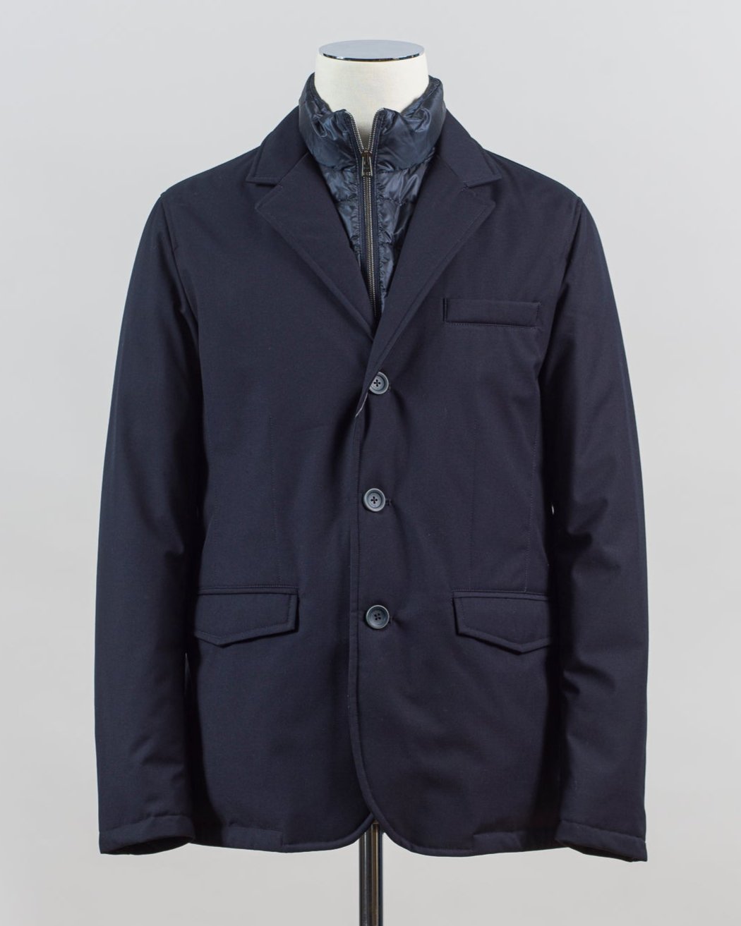External material: 80% Pl, 20%Vi
Padding: 80% Down 20% Waterfowl Feathers
Lining 100% Ny

Buttons in front
Detachable bib (neckwarmer)&nbsp;
Flap pockets in front
Article: PI001189U 12638
Color: 9200 / Navy Herno Down Padded Jacket / Navy