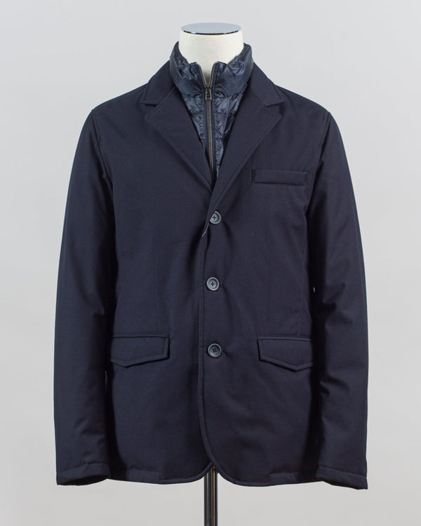 External material: 80% Pl, 20%Vi
Padding: 80% Down 20% Waterfowl Feathers
Lining 100% Ny

Buttons in front
Detachable bib (neckwarmer)&nbsp;
Flap pockets in front
Article: PI001189U 12638
Color: 9200 / Navy Herno Down Padded Jacket / Navy