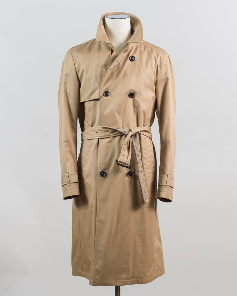 Regular fit
Shirt collar
Monogram fabric undercollar
Storm flap
Double-breasted button fastening
Welt pockets
Removable belt
Adjustable cuffs
Slit at the back
Rain collection
Made in Italy
Performance: Water-repellent treatment
Article: IM000323U132182000 Herno Double-Breasted Trench Coat / Sand