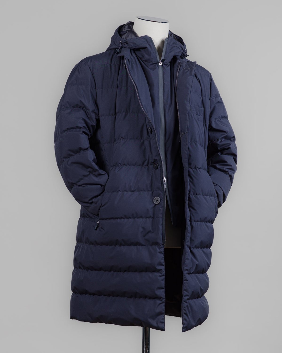 Waterproof
Windproof
Breathable
Two zip and buttons in front
Detachable bib (neckwarmer)&nbsp;
Detachable hood
Slanted zippered pockets in front
Article: PI141UL 11106
Color: 9201 / Navy

80% Down 20% Waterfowl Feathers&nbsp;Herno Laminar Gore-Tex Down Coat / Navy