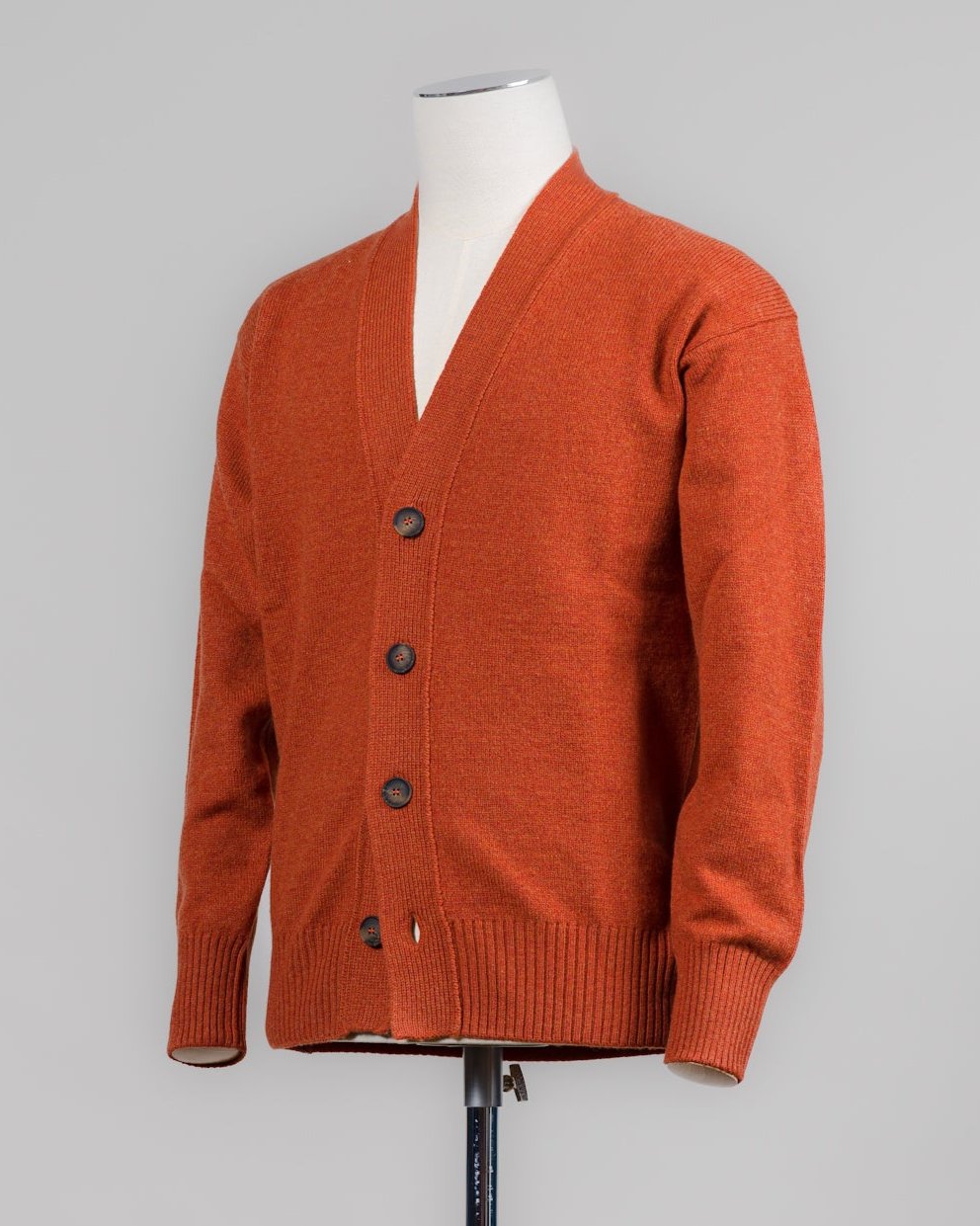 Super Geelong wool cardigan featuring dropped shoulder and 4-button closure. Versatile and refined, it's a timeless wardrobe staple. For its unparalleled softness, this item is a luxury treat. Made in Italy.

Article: 23188/25051
Color: 373 / Orange
Composition: 100% Virgin Wool
Super Geelong
Made in Italy &nbsp;Gran Sasso Wool Cardigan / Orange