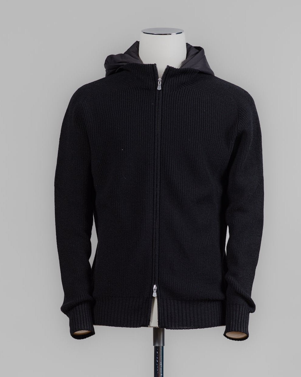 Article: 24117/24643
Color: 099 / Black
Composition: 100% Virgin Wool (Rain Wool)

Made in Italy Gran Sasso Rain Wool Hoodie / Black