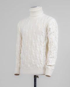 Classic version of a heavy roll neck with a beautiful knitted cable pattern. Warm and comfortable for the cold season.

Article: 13115/19659
Color: 001 / White
Composition: 80% Virgin Wool 10% Cashmere 10% Viscose

Made in Italy Gran Sasso Cable Knit Roll Neck / White