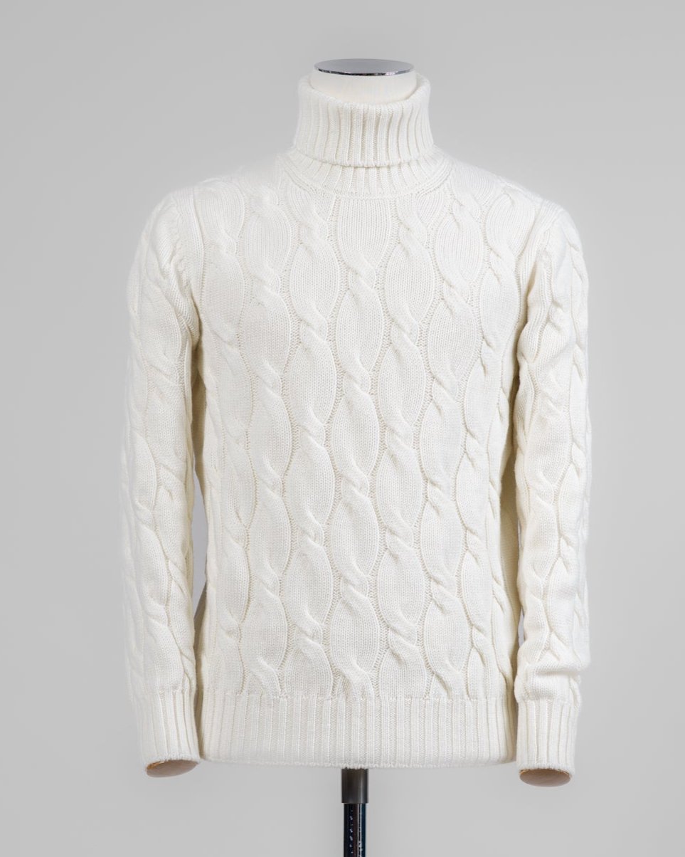 Classic version of a heavy roll neck with a beautiful knitted cable pattern. Warm and comfortable for the cold season.

Article: 13115/19659
Color: 001 / White
Composition: 80% Virgin Wool 10% Cashmere 10% Viscose

Made in Italy Gran Sasso Cable Knit Roll Neck / White