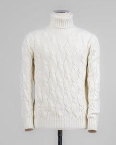 Classic version of a heavy roll neck with a beautiful knitted cable pattern. Warm and comfortable for the cold season.

Article: 13115/19659
Color: 001 / White
Composition: 80% Virgin Wool 10% Cashmere 10% Viscose

Made in Italy Gran Sasso Cable Knit Roll Neck / White
