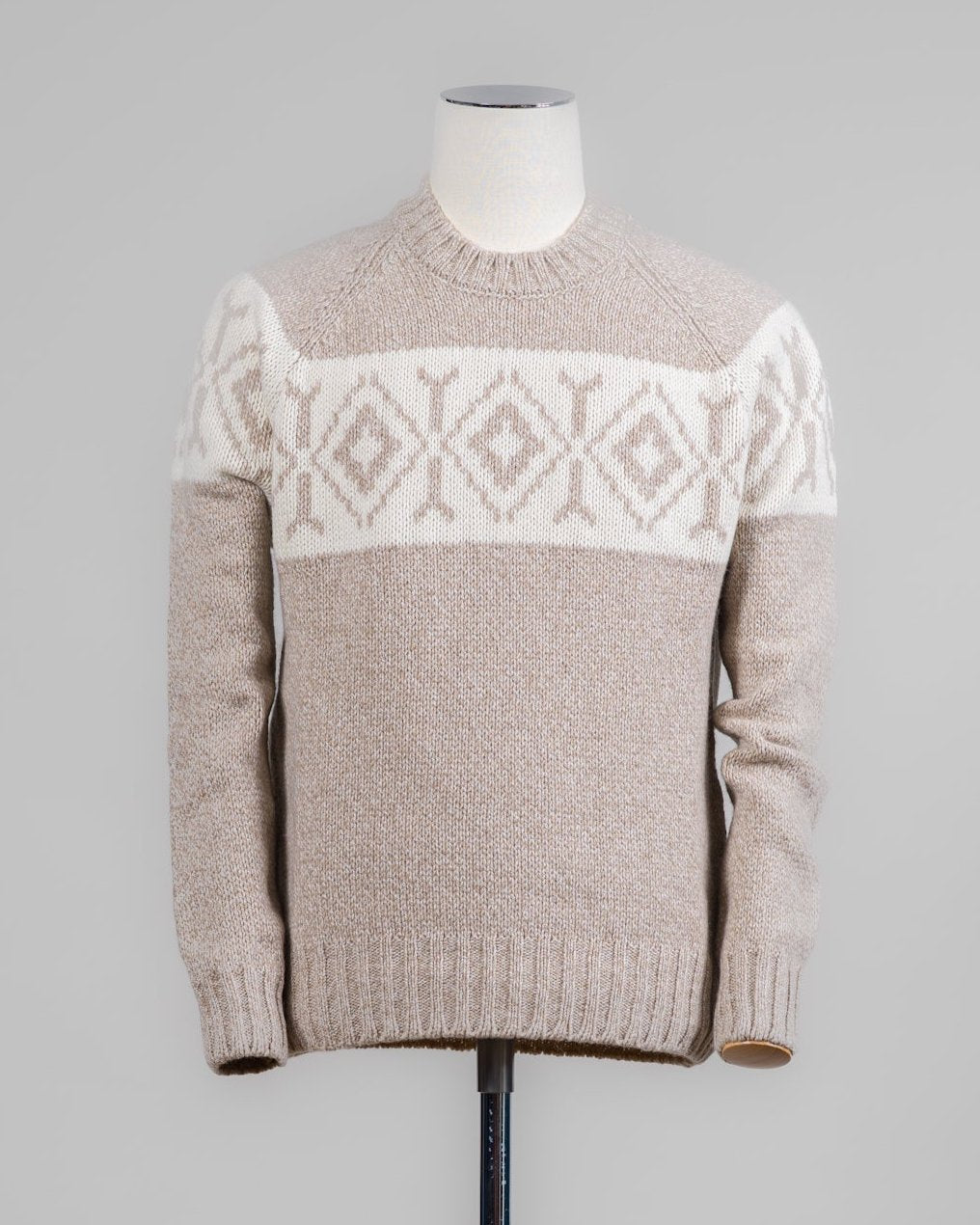 Article: 10170/15707
Color: 110 / Beige
Composition: 97% Eco-Cashmere 3% Virgin Wool
Made in Italy Gran Sasso Eco-Cashmere Crew Neck / Beige