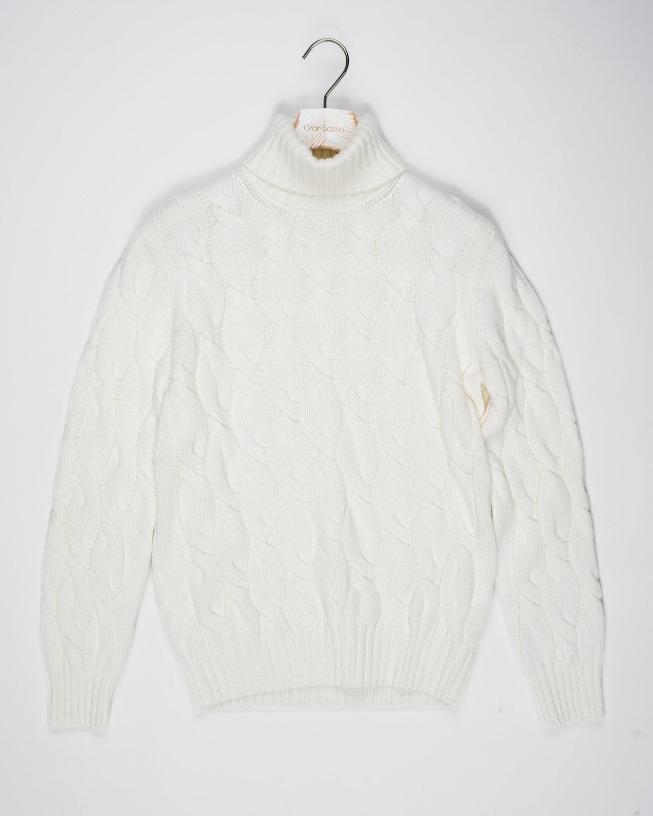 Classic version of a heavy roll neck with a beautiful knitted cable pattern. Warm and comfortable for the cold season.

Article: 13115/19659
Color: 001 / White
Composition: 80% Virgin Wool 10% Cashmere 10% Viscose

Made in Italy Gran Sasso Cable Knit Roll Neck / White