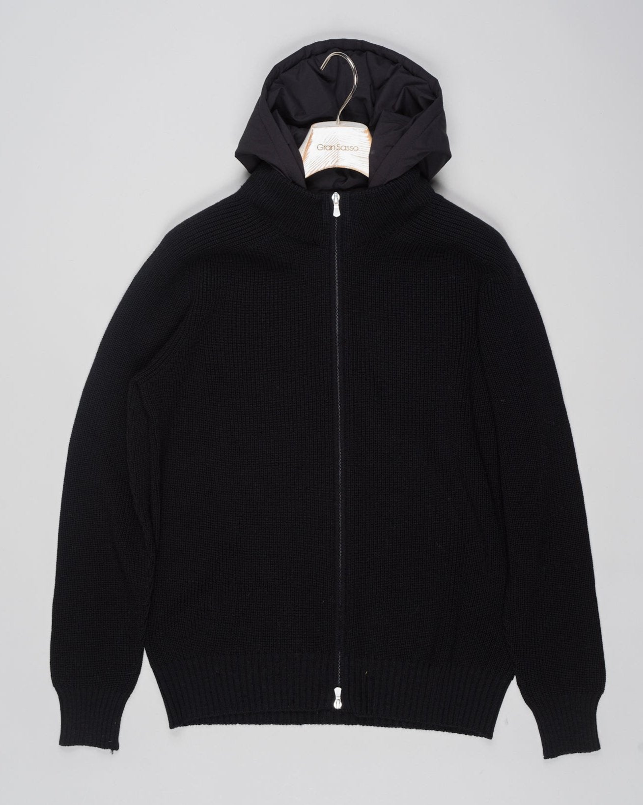 Article: 24117/24643
Color: 099 / Black
Composition: 100% Virgin Wool (Rain Wool)

Made in Italy Gran Sasso Rain Wool Hoodie / Black
