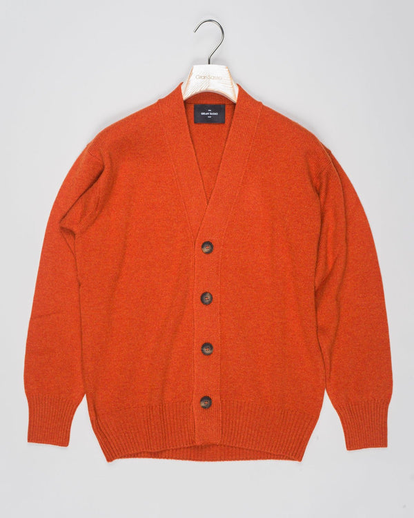 Super Geelong wool cardigan featuring dropped shoulder and 4-button closure. Versatile and refined, it's a timeless wardrobe staple. For its unparalleled softness, this item is a luxury treat. Made in Italy.

Article: 23188/25051
Color: 373 / Orange
Composition: 100% Virgin Wool
Super Geelong
Made in Italy &nbsp;Gran Sasso Wool Cardigan / Orange