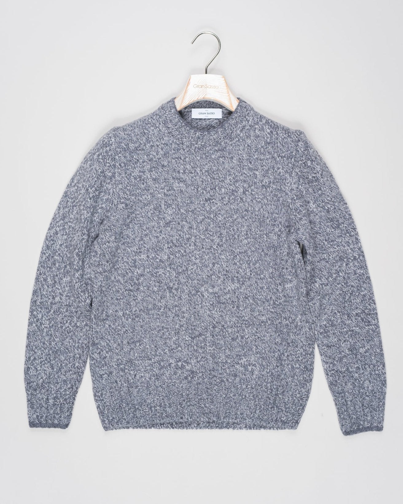 Crew neck knit with a up-to-date, two toned&nbsp; melangé pattern. Fibers of geelong lambswool are extra crimped and curly. This makes it extremely soft, warm and comfortable to wear.


Article: 10158/25701
Color: 844 / Grey & Light Grey
Composition: 100% Virgin Wool (Super Geelong)

Made in Italy Gran Sasso Two-tone Wool Crew Neck / Grey