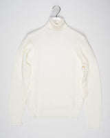 Article: 57157/14280
Color: 005 / Off White
Composition: 100% Virgin Wool
Extrafine Merino
Made in Italy &nbsp;Gran Sasso Structured Merino Roll Neck / Off White