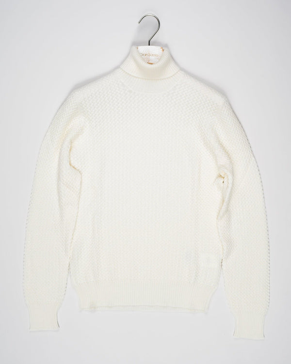 Article: 57157/14280
Color: 005 / Off White
Composition: 100% Virgin Wool
Extrafine Merino
Made in Italy &nbsp;Gran Sasso Structured Merino Roll Neck / Off White